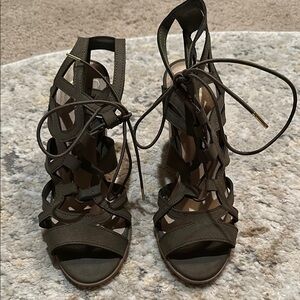 Women's Olive Lace-Up Sandals; 4” stacked heel; elasticized laces; Size: 6